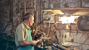 Mann in einer Werkstatt